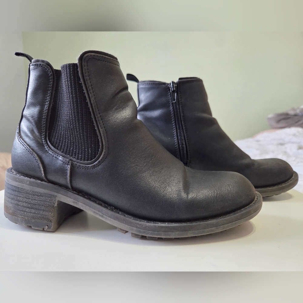 Black Chelsea Boot -Siren-Softmoc US 7/37 Inside Zip Elastic Utility Streetwear - Picture 2 of 13